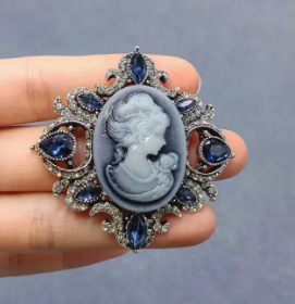 Vintage Noble Ladies Brooch